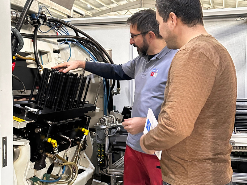 Hands-on thermoforming training with technicians at a production machine Kopieren